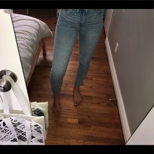 American eagle light wash blue jeans!!